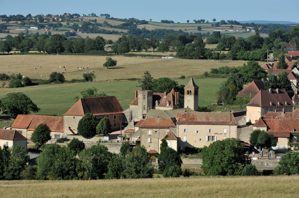 Oyé - Le village - Eglise et château