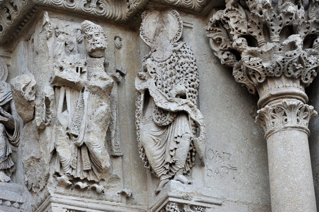 Charlieu - Grand portail nord du narthex (v. 1160) : Jean-Baptiste (à droite) et Radbert (?) à gauche