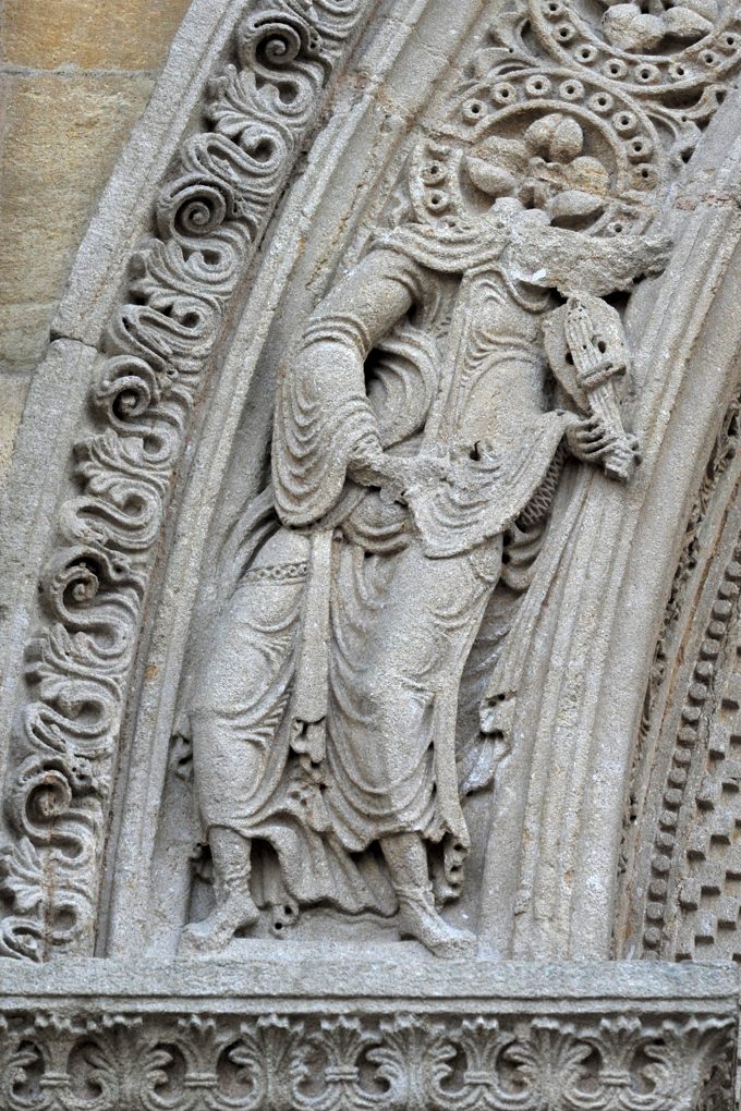 Charlieu - Grand portail nord du narthex (v. 1160) : un Vieillard de l'Apocalypse (?)