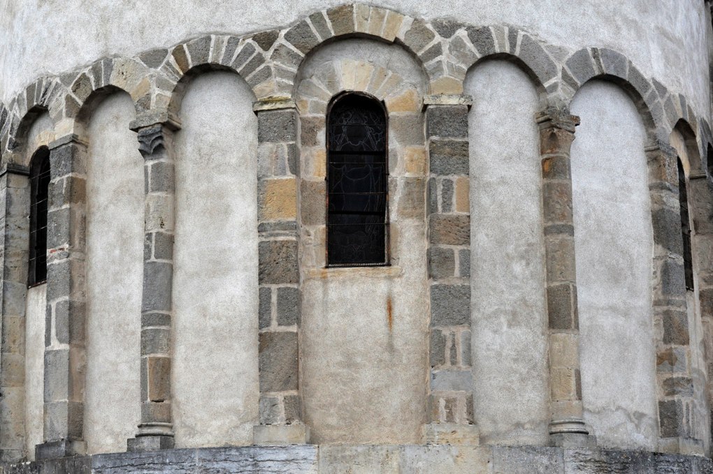 Luthenay-Uxeloup - Eglise Saint-Aignan (XIIe siècle) - Abside : arcatures aveugles