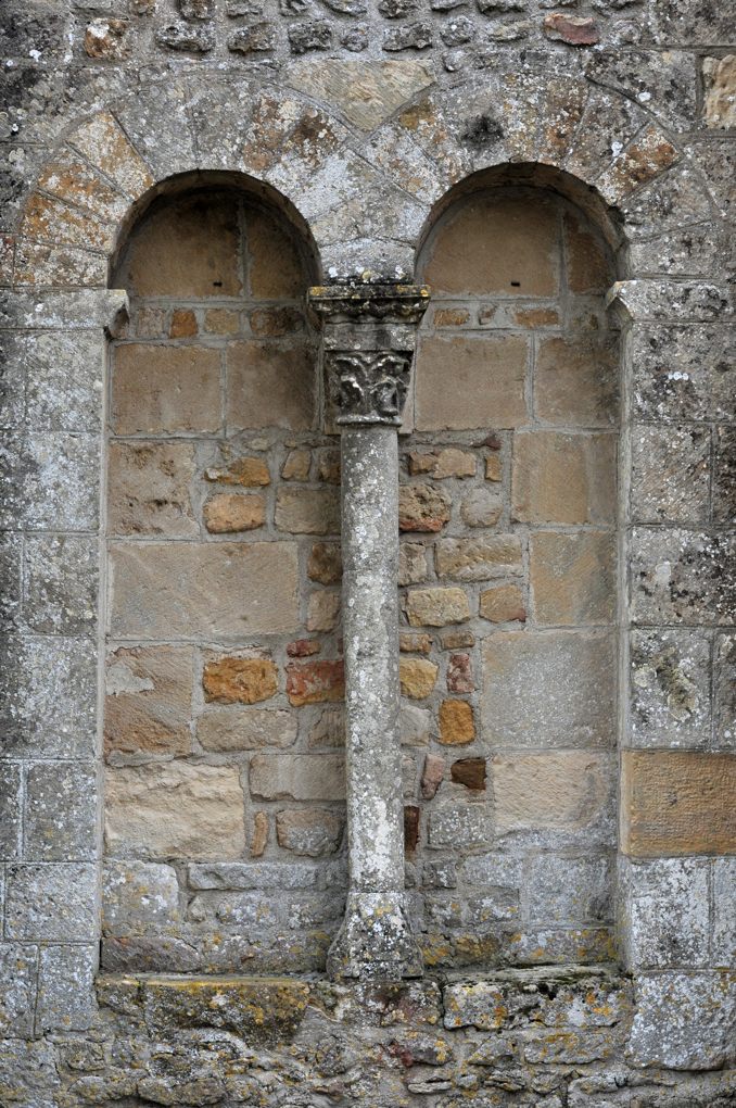 Montigny-aux-Amognes - Eglise Saint-Louis (XIIe siècle) - Façade : arcatures avec chapiteau
