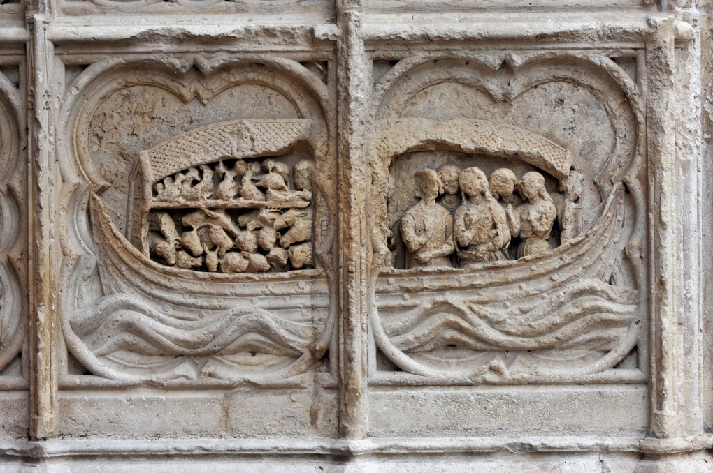 Auxerre - Cathédrale Saint-Etienne (XIe-XVIe siècle) - Bas-relief du portail occidental nord : l'Arche de Noé