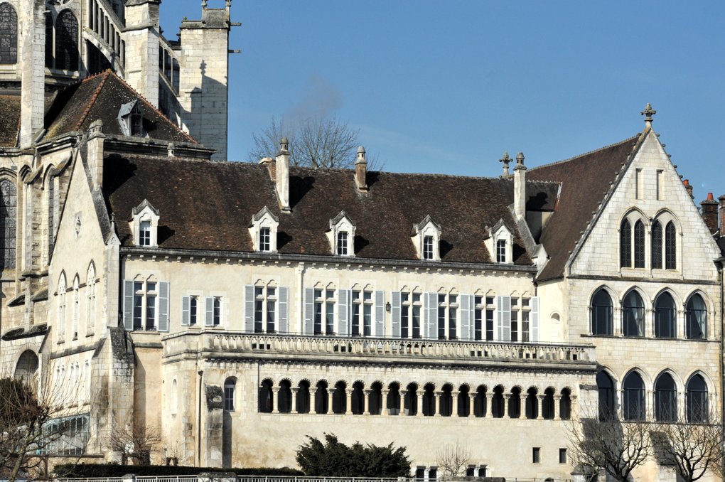 Auxerre - L'évêché et sa galerie romane (v. 1130)