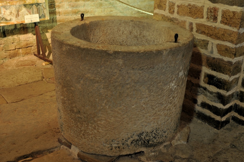 Martailly-lès-Brancion - Eglise Saint-Pierre de Brancion (XIIe siècle) : cuve baptismale romane