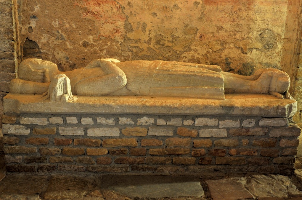 Martailly-lès-Brancion - Eglise Saint-Pierre de Brancion (XIIe siècle) : gisant (XIIIe siècle) de Josserand IV de Brancion, mort en 1250