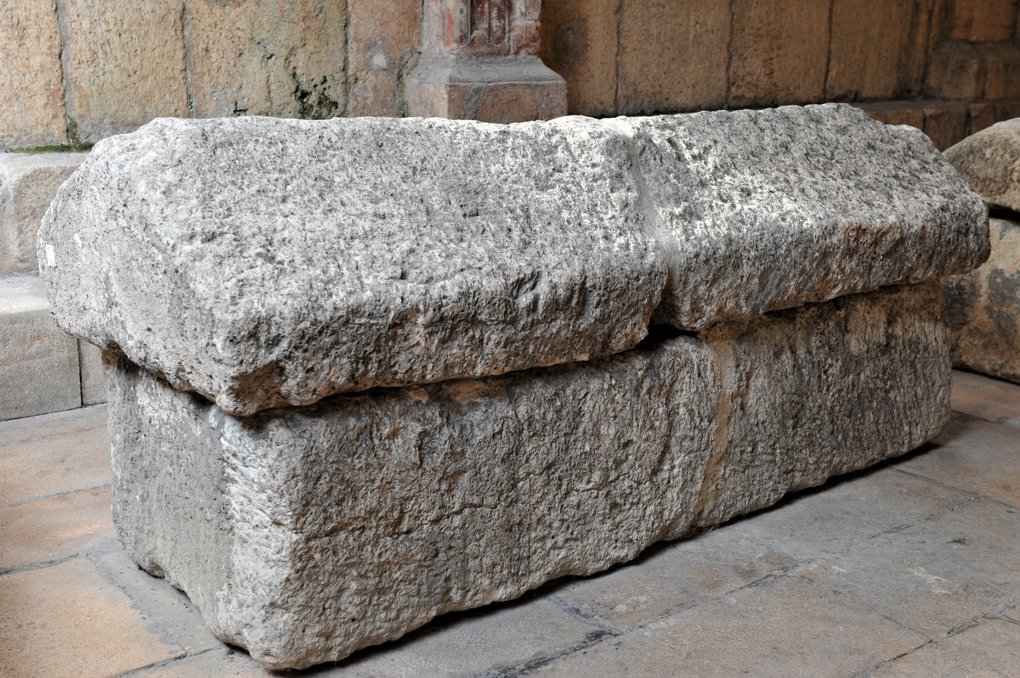 Mâcon - Vieux-Saint-Vincent : sarcophage dans le narthex