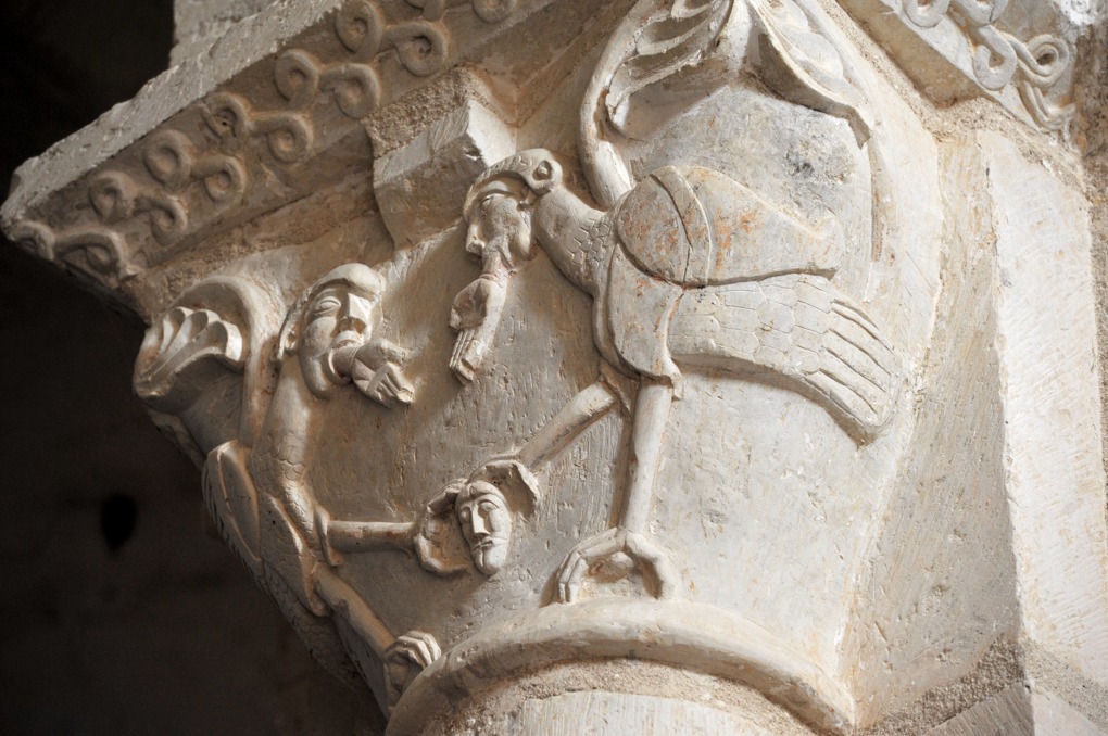 Laroche-Saint-Cydroine - Eglise saint-Cydroine (XIe-XIIe siècle) - Chapiteau : oiseaux portant dans leur bec une main humaine