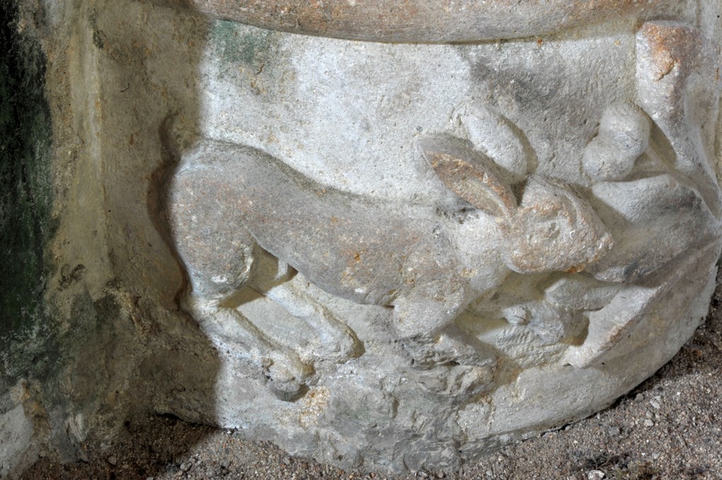 Saint-Laurent-en-Brionnais - Eglise Saint-Laurent (XIIe siècle - Base de colonne : un lapin