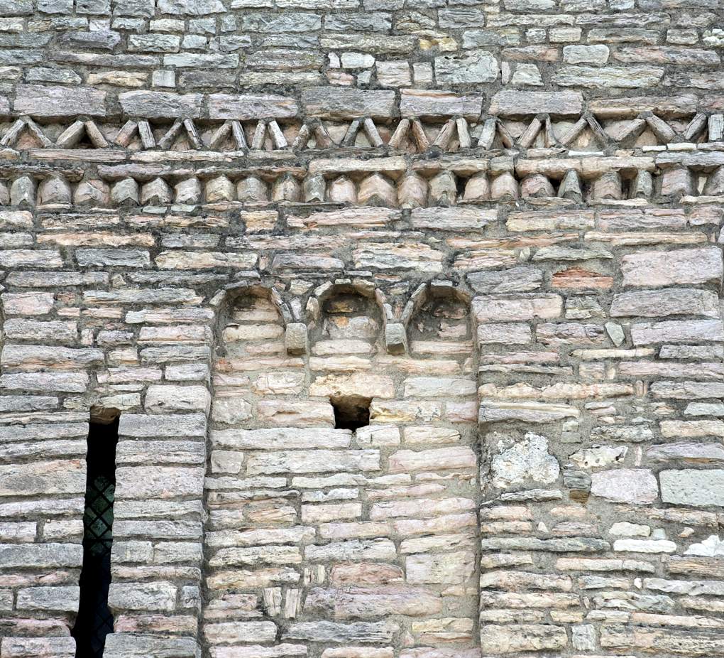 Tournus - Abbaye Saint-Philibert : décor mural (arcatures lombardes, dents d'engrenage et dents de scie) de la tour sud du narthex