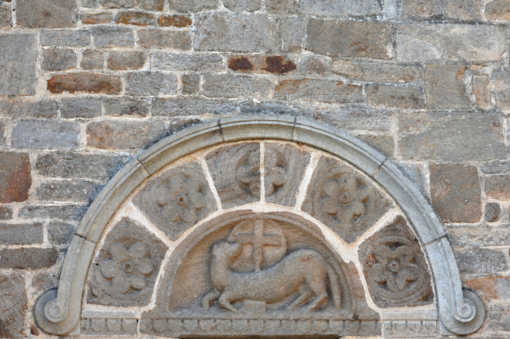 Varenne-l'Arconce - Eglise Saint-Pierre-aux-Liens (XIIe siècle) - Tympan sud : l'Agneau pascal