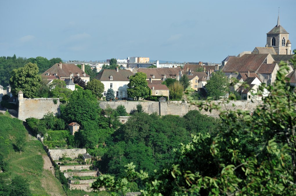Avallon - Vue générale sur les remparts et le centre historique de la ville