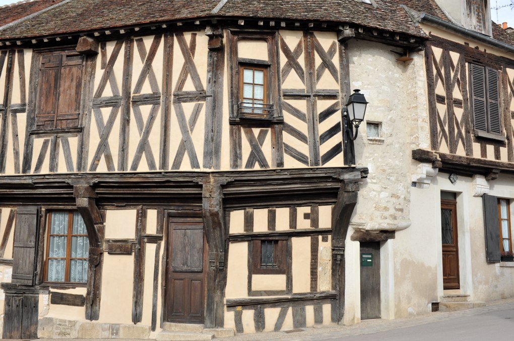 Cravant - Maison à colombages (XIVe siècle)