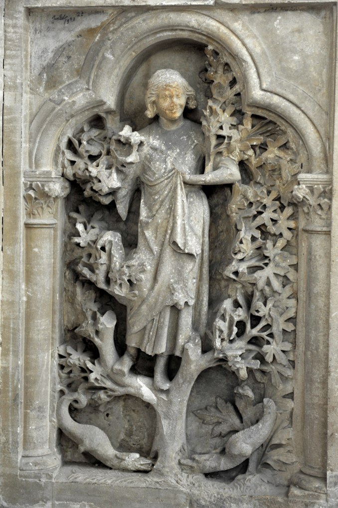 Joigny - Eglise Saint-Jean - Tombeau de la comtesse Aélis de Joigny (début du XIIIe siècle) : allégorie de l'Insouciance