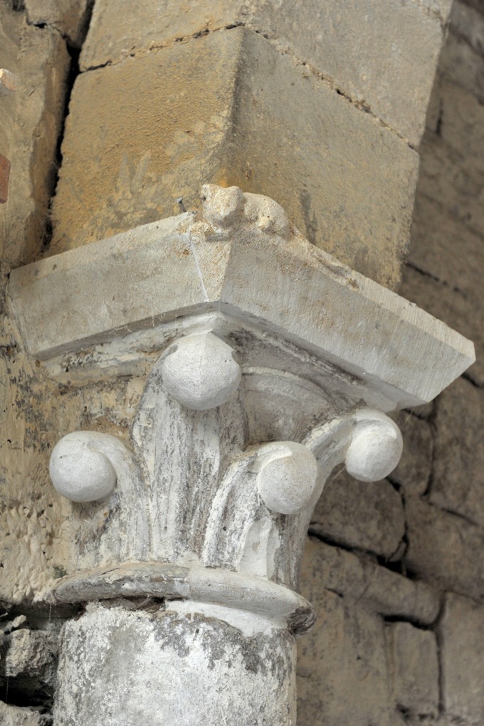 Joux-la-Ville - Grange cistercienne d'Oudun (fin du XIIe siècle) : chapiteau à crochets
