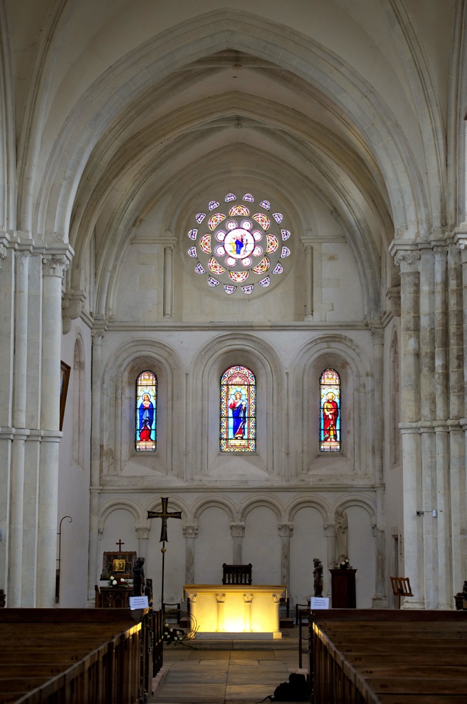Montréal - Collégiale Notre-Dame (XIIe siècle) : vue sur le choeur depuis la nef