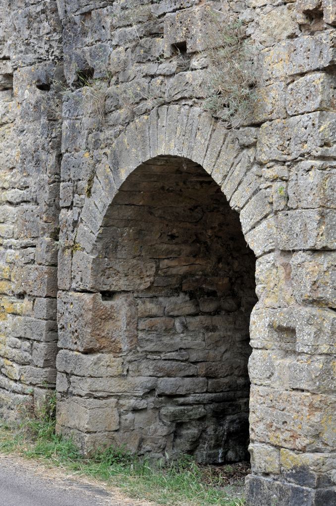 Pierre-Perthuis - Ruine de la porte du château (XIIe siècle)
