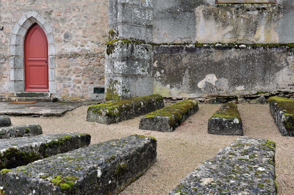 Quarré-les-Tombes - Sarcopages mérovingiens (VIe-VIIe siècle) autour de l'église Saint-Georges (XVIe-XVIIIe siècle)