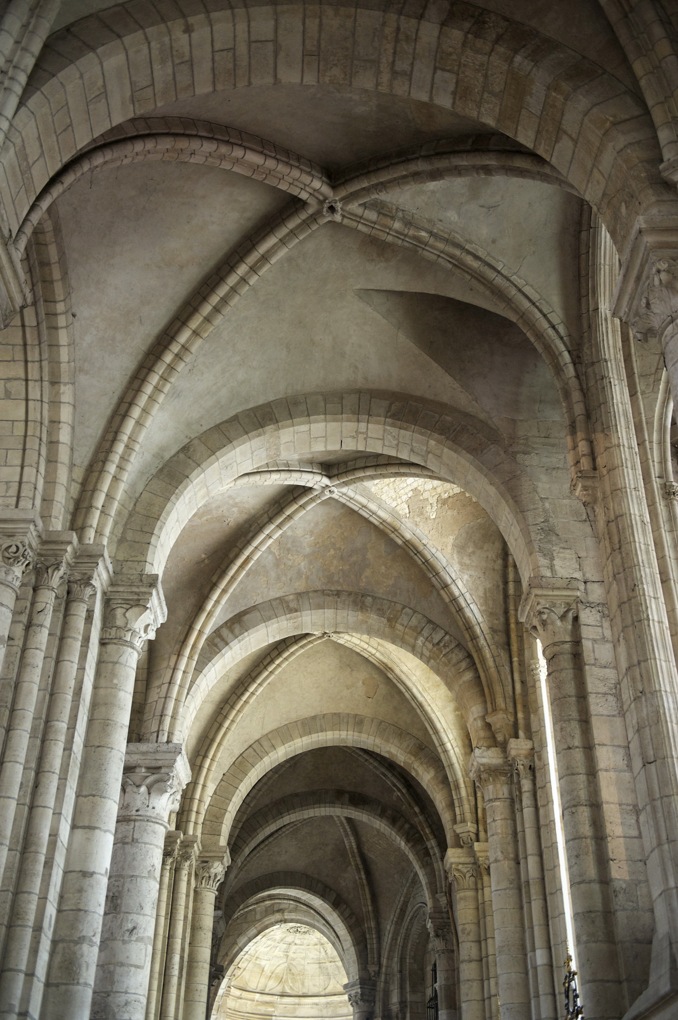 Sens - Cathédrale Saint-Etienne (XIIe-XVIe siècle) : le voûtement du déambulatoire (milieu XIIe siècle)