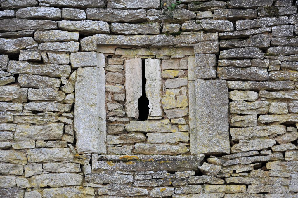 Thizy - Le château (XIIIe-XVIe siècle) : détail des défenses de la muraille