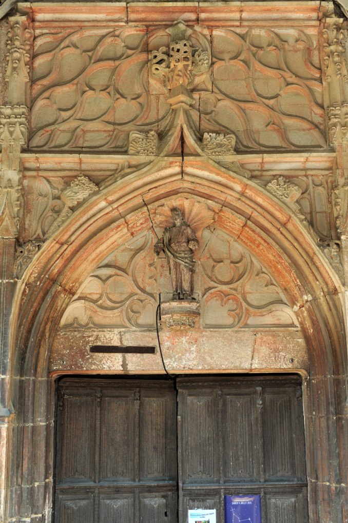 Loché - Eglise Saint-Jean-l'Evangéliste (XIIe siècle) : le portail gothique flamboyant et ses vantaux (fin du XVe siècle)