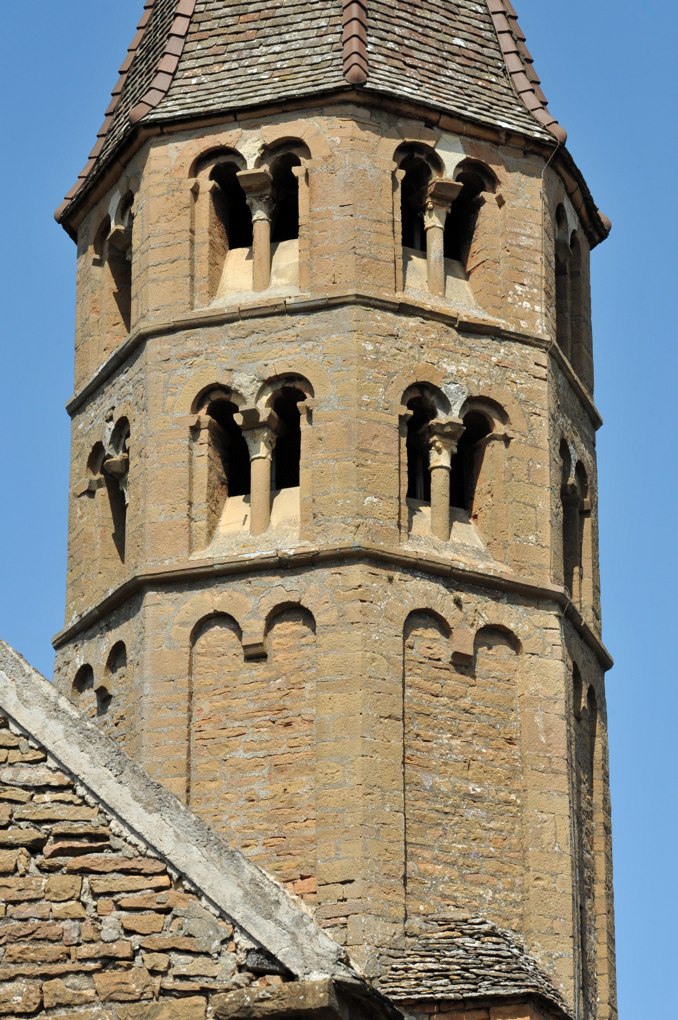 Loché - Eglise Saint-Jean-l'Evangéliste (XIIe siècle) : le clocher (XIIe siècle)