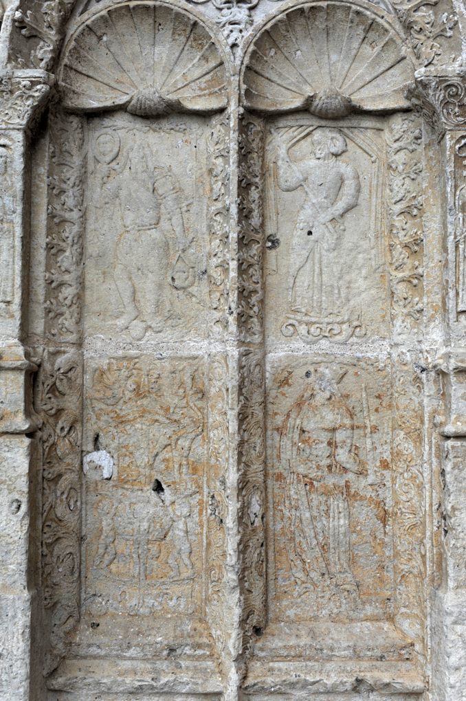 Clamecy - Collégiale Saint-Martin (XIIIe-XVIe siècle) : soubassements du portail (XVIe siècle)