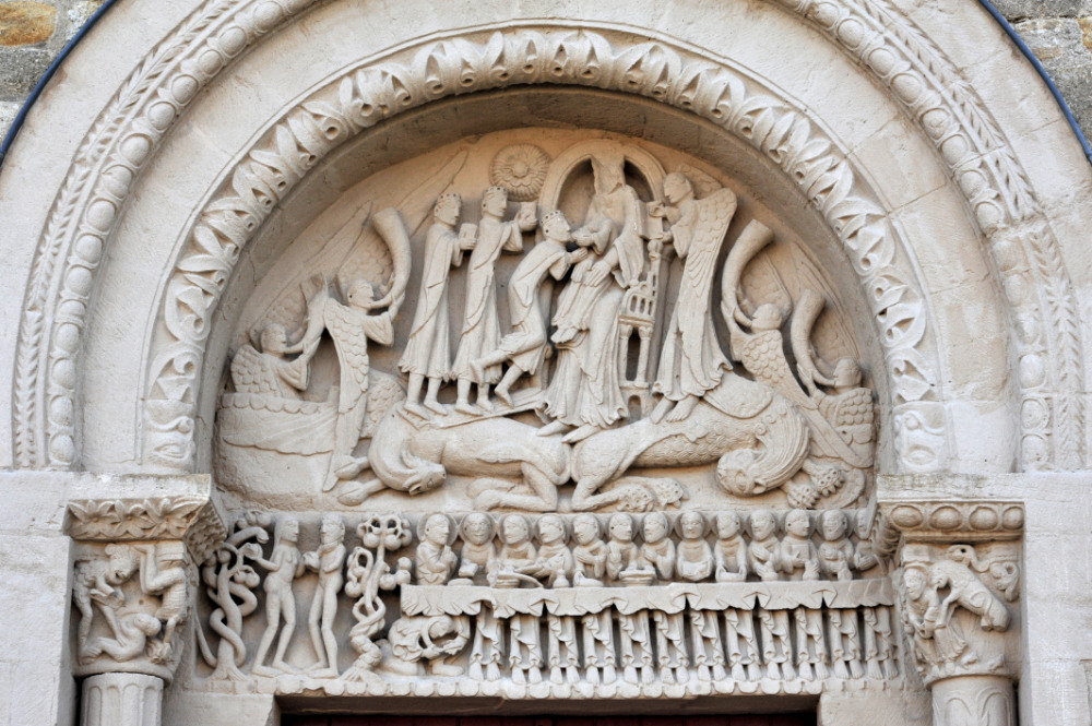 Neuilly-en-Donjon - Eglise Sainte-Marie-Madeleine (XIIe s.) : le tympan (v. 1150)