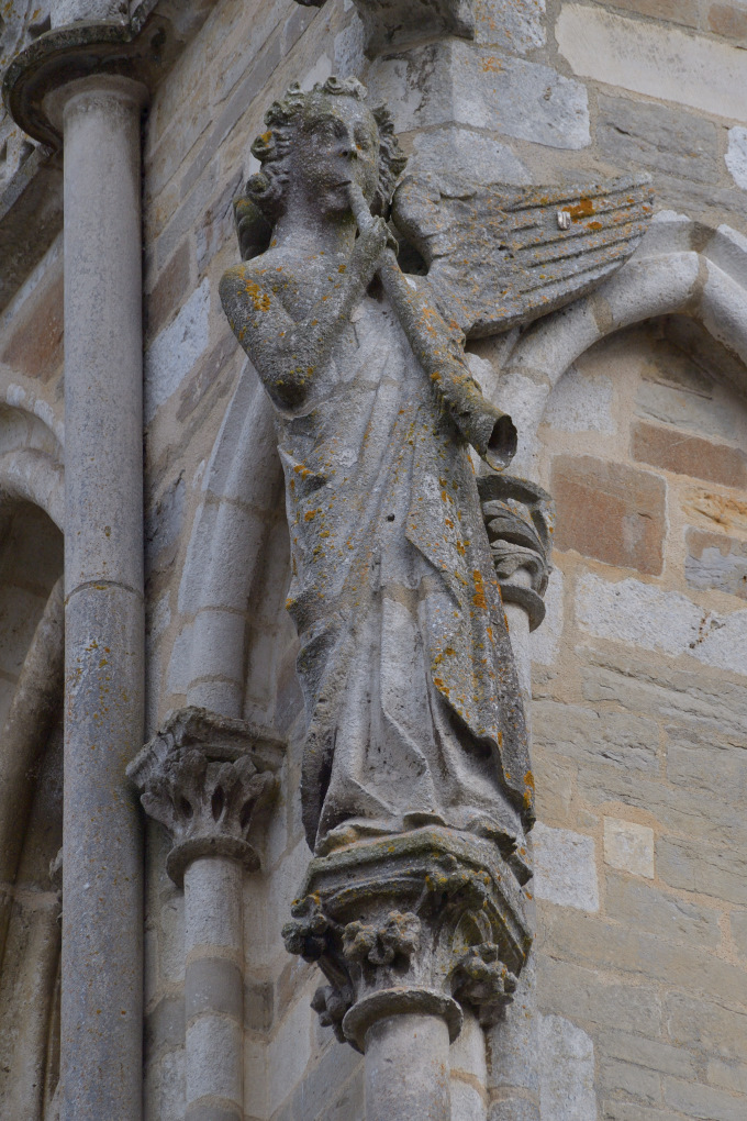 Saint-Père-sous-Vézelay - Eglise Notre-Dame : l'Ange à la Trompette (v. 1265)
