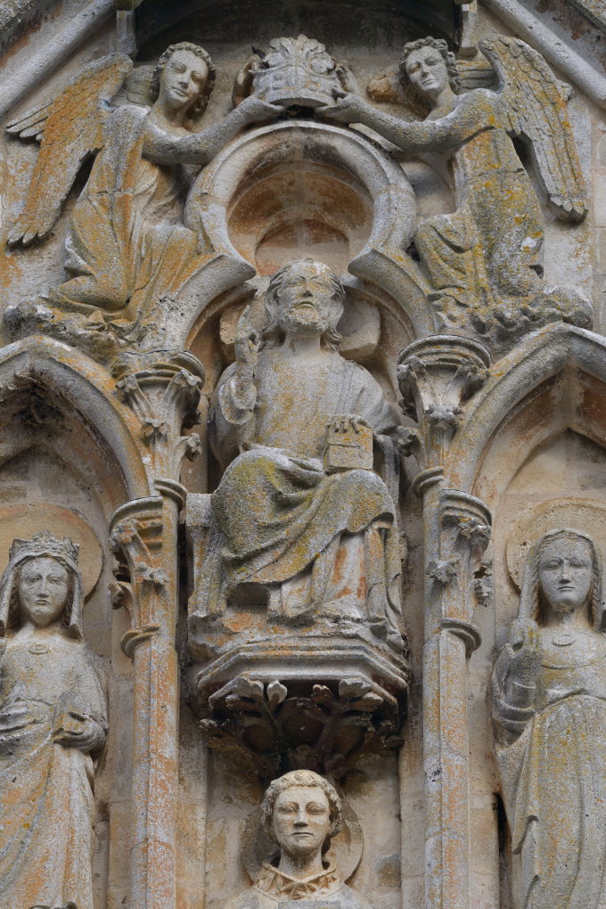 Saint-Père-sous-Vézelay - Eglise Notre-Dame - Fronton : le Christ couronné (v. 1270)