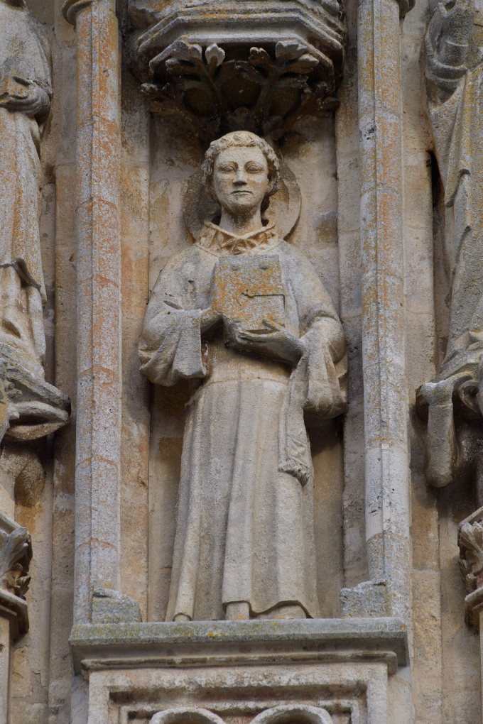 Saint-Père-sous-Vézelay - Eglise Notre-Dame - Fronton : moine tenant un livre (v. 1270)