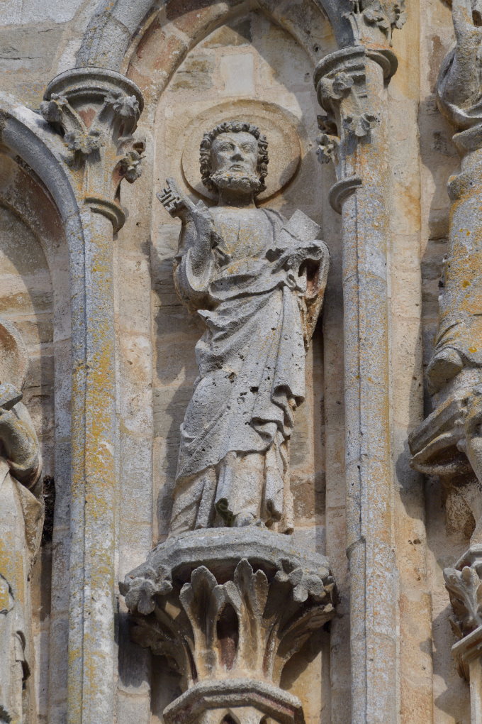 Saint-Père-sous-Vézelay - Eglise Notre-Dame - Fronton : saint Pierre tenant les clés (v. 1270)