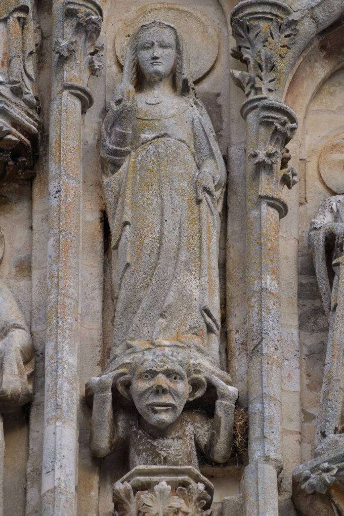 Saint-Père-sous-Vézelay - Eglise Notre-Dame - Fronton : Marie-Madeleine tenant le vase de parfum (v. 1270)