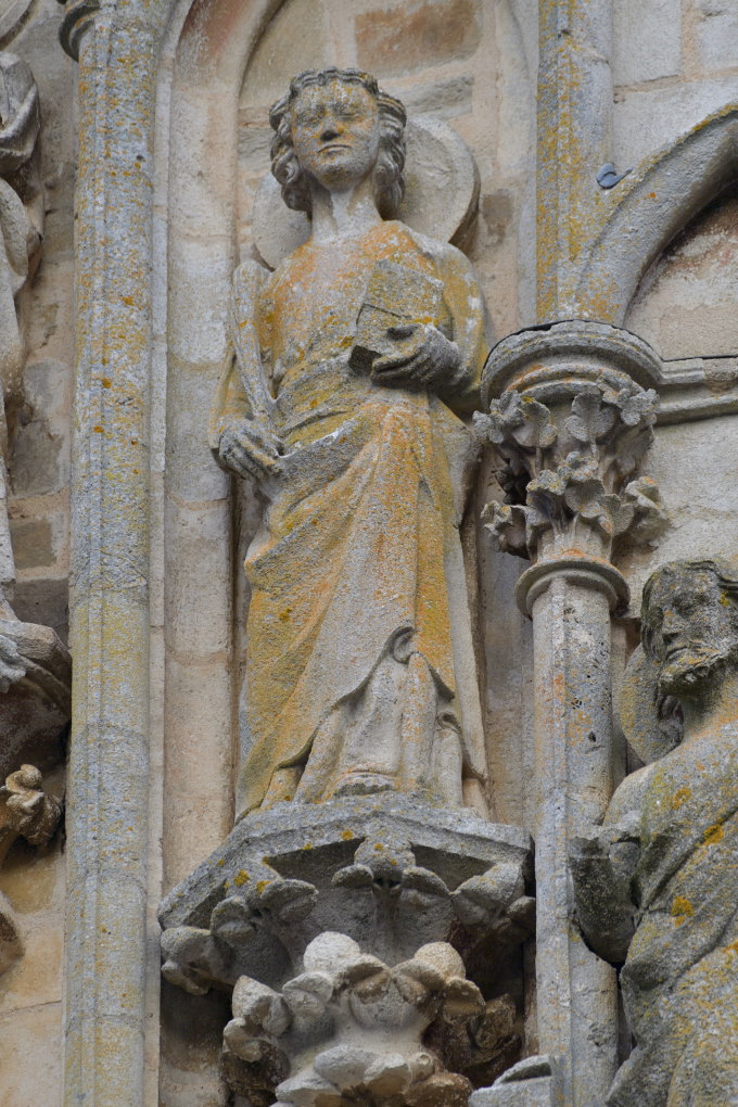 Saint-Père-sous-Vézelay - Eglise Notre-Dame - Fronton : l'évangéliste Jean (v. 1270)