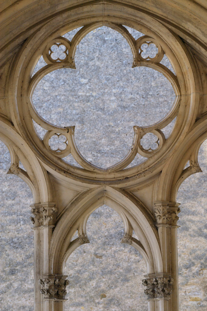 Saint-Père-sous-Vézelay - Eglise Notre-Dame : baie du narthex ajouré