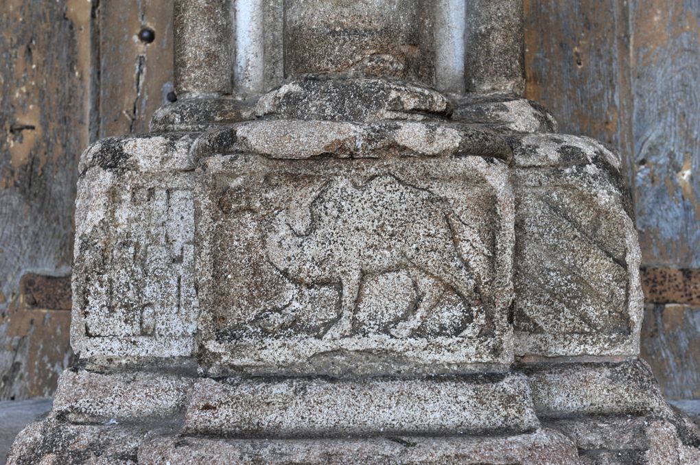 Semur-en-Auxois - Collégiale Notre-Dame (XIIIe-XIVe siècle) - Narthex : base du trumeau ornée d'un chameau