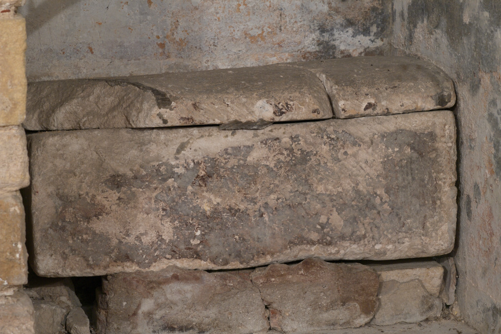 Sens - Basilique Saint-Savinien (XIe et XIIIe s.) - Crypte : sarcophage