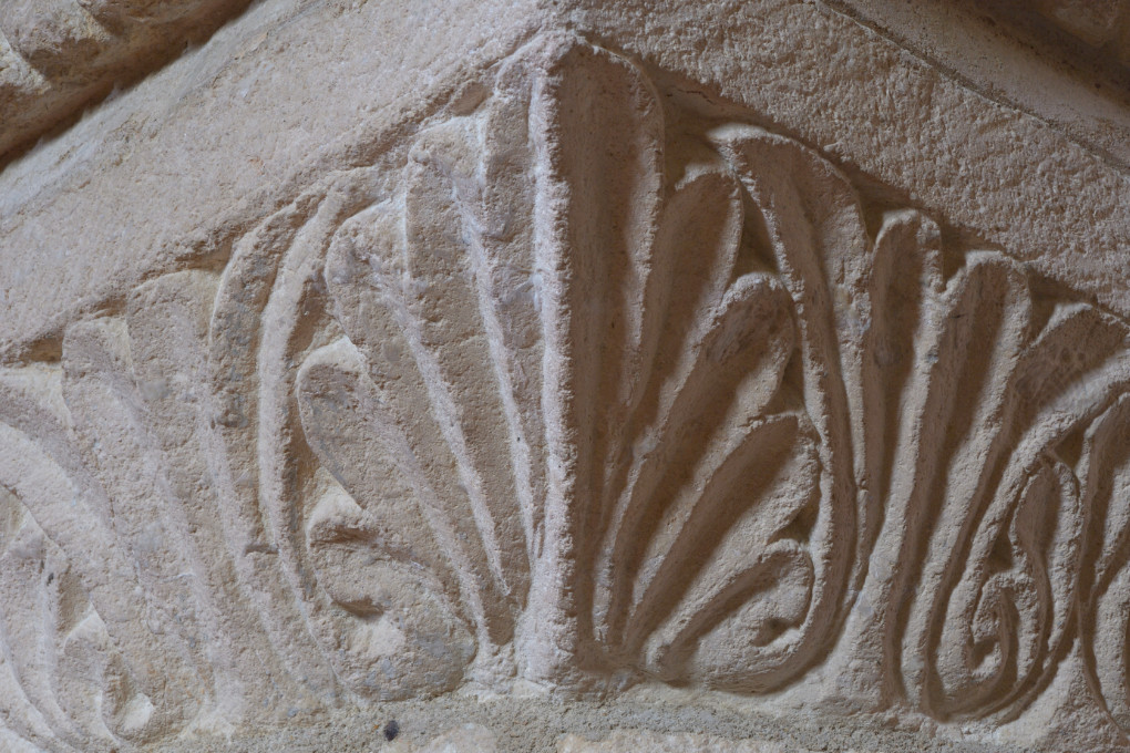 Sens - Basilique saint-Savinien (XIe et début XIIIe s.) - tailloir sculpté de motifs végétaux (fin XIe s.) : détail
