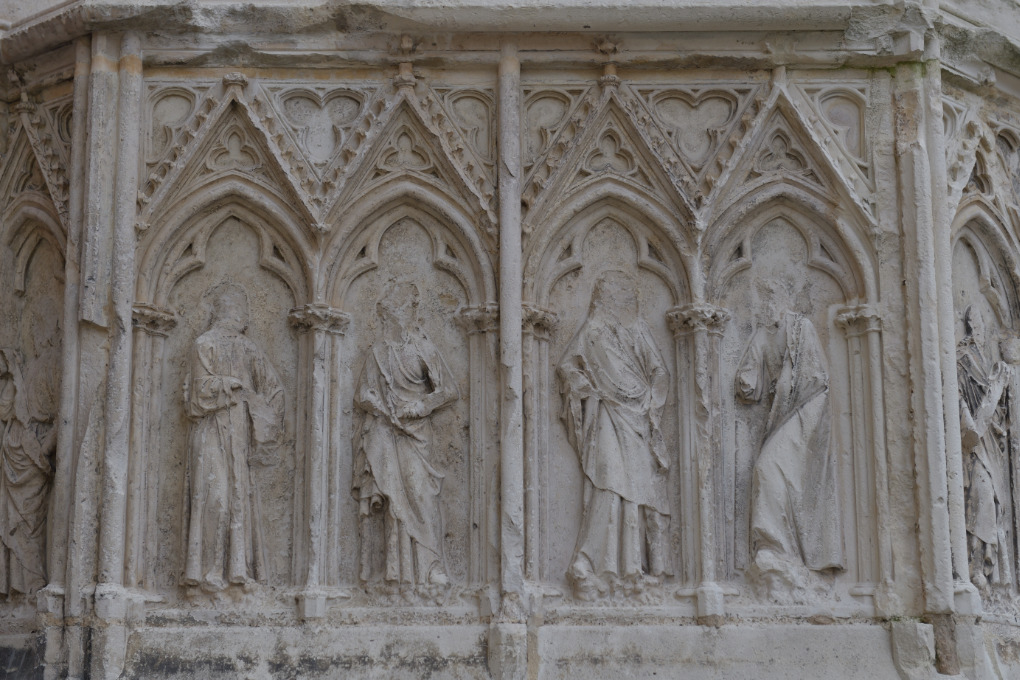 Sens - Cathédrale Saint-Etienne (XIIe-XVIe siècle) : soubassements de la façade