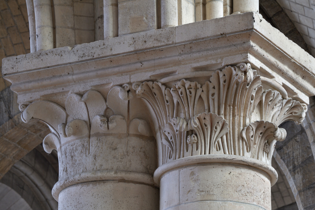 Sens - Cathédrale Saint-Etienne (XIIe-XVIe siècle) : chapiteaux de la nef (XIIe s.)
