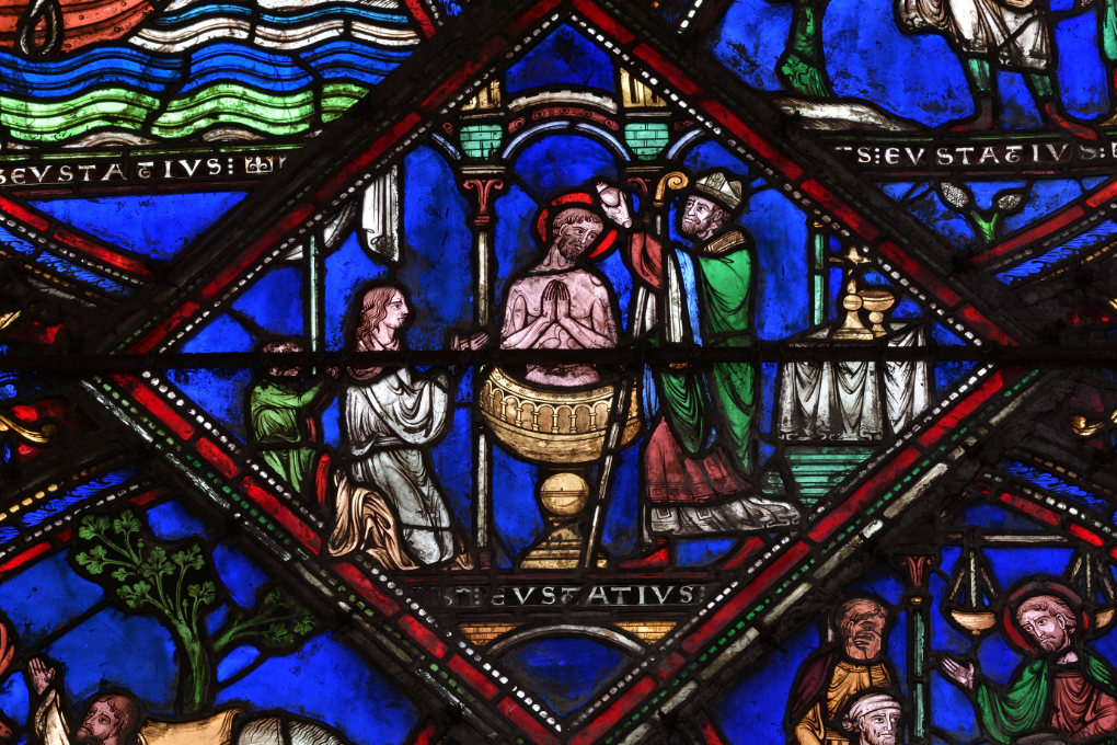 Sens - Cathédrale Saint-Etienne (XIIe-XVIe s.) - Vitrail du déambulatoire (v. 1200/1210) : Légende de saint Eustache : Eustache et des membres de sa famille se font baptiser
