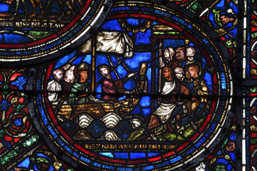 Sens - Cathédrale Saint-Etienne (XIIe-XVIe s.) - vitrail du déambulatoire (v. 1200/1210) : Thomas traverse la mer et aborde à Sandwich