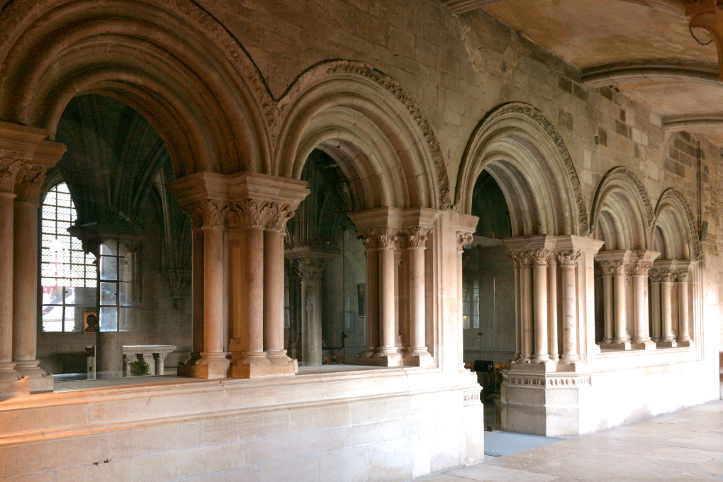 Vézelay - Ancienne abbaye - salle capitulaire (v. 1160- v. 1175) : arcatures de l'entrée (v. 1175)