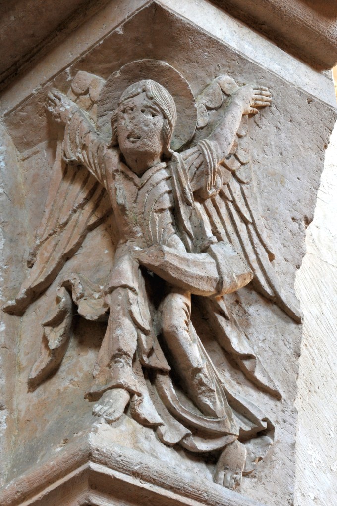 Vézelay - Abbatiale - Chapiteau du portail sud de la nef : l'Ange à l'Olifant (v. 1130)