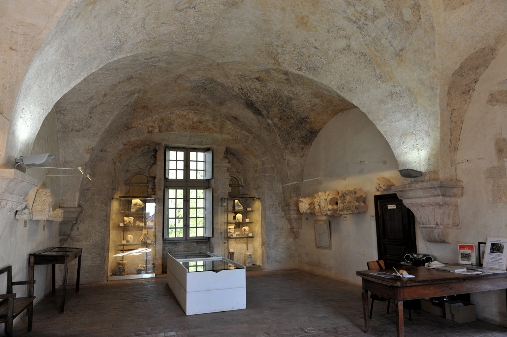 Vézelay - Abbaye - Salle romane au-dessus du cloître (v. 1170)