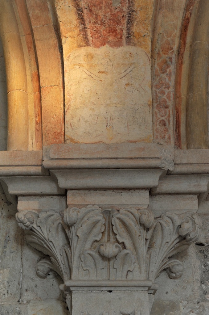 Vézelay - Abbaye - Ancien dortoir ou scriptorium : chapiteau et traces de décor peint