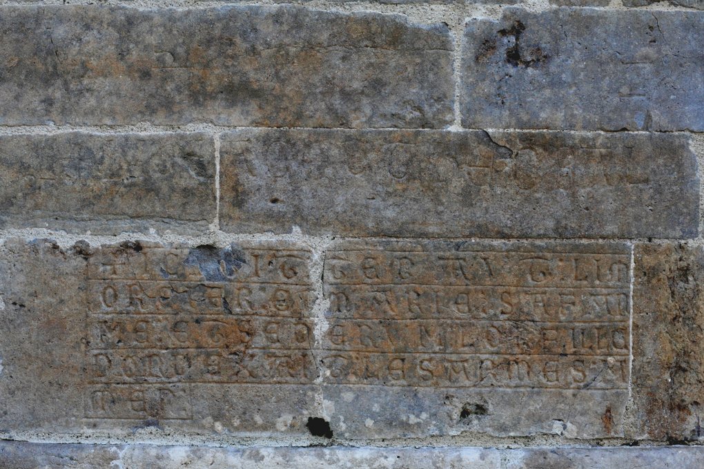 Vézelay - Abbatiale - Inscription de la fin du XIIe siècle : Hic Jacet Thebal(dus), qui surmonte une épitaphe du XIVe siècle