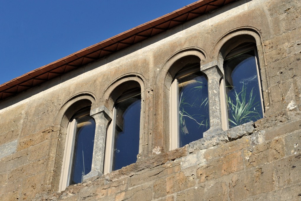 Vézelay - Baies en plein cintre d'une maison romane (fin du XIIe siècle), rue de l'Hôpital