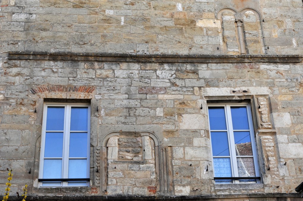Vézelay - Centre Sainte-Madeleine : baies de différentes époques (romane du XIIe siècle, gothique du XVe et moderne du XVIIe siècle)