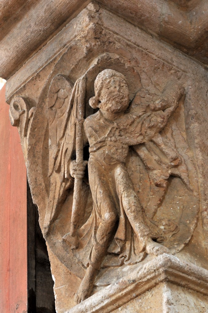 Vézelay - Abbatiale - Chapiteau du portail sud de la nef : un ange armé monte la garde (v. 1130)