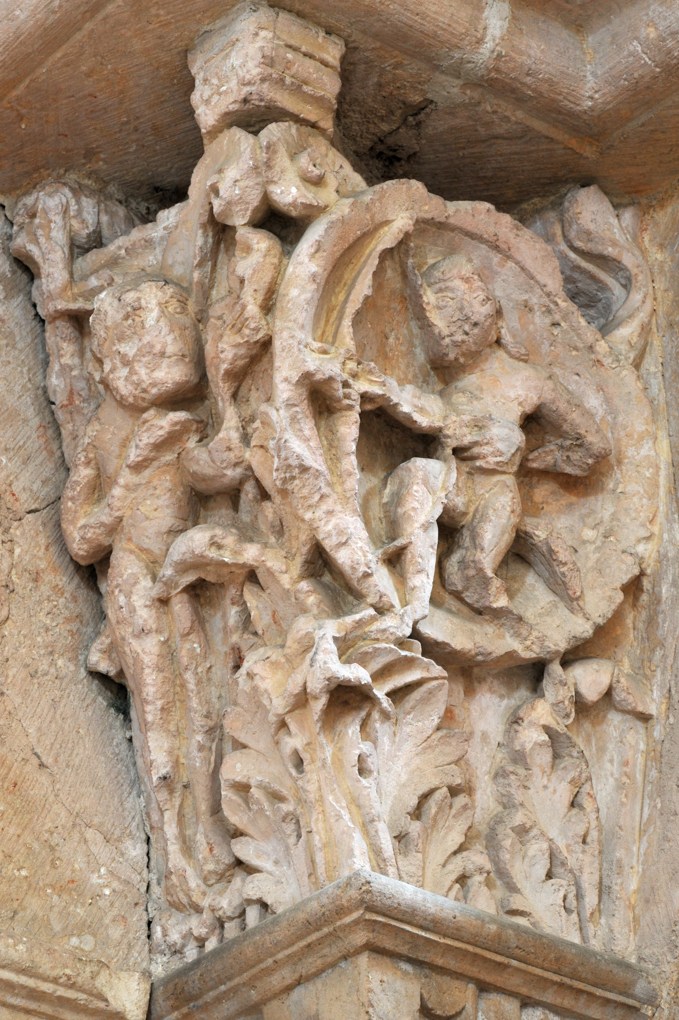 Vézelay - Abbatiale - Chapiteau du portail sud de la nef : un faune vise un démon (v. 1130)